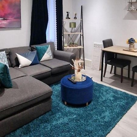 Strood Home-Sleeps 6-Great For Groups & Families Rochester  Exterior photo