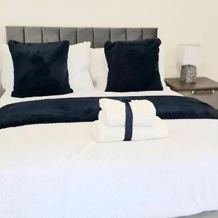 Strood Home-Sleeps 6-Great For Groups & Families Rochester  Exterior photo
