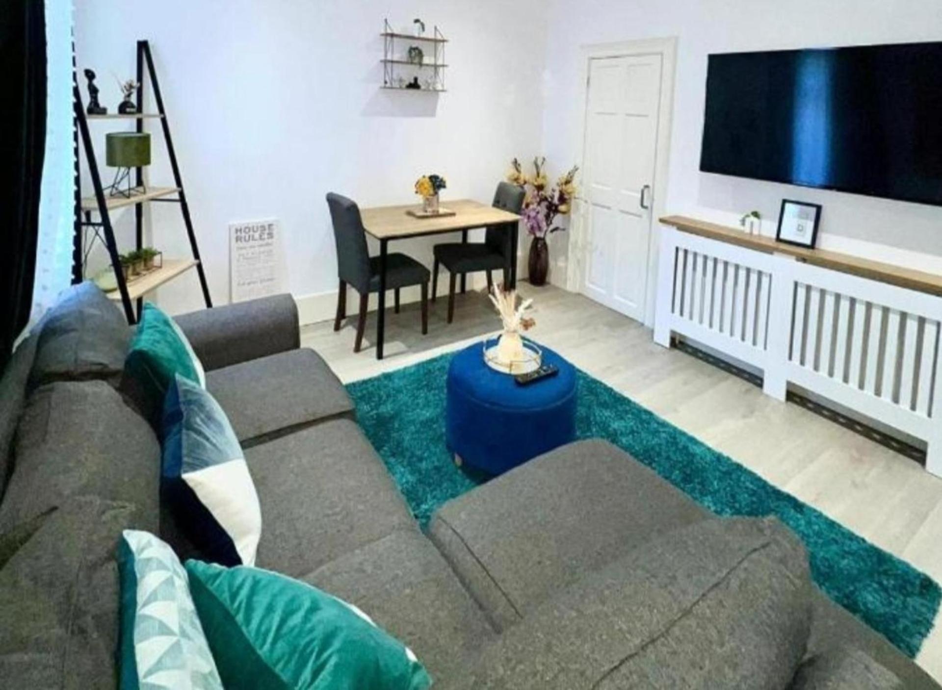 Strood Home-Sleeps 6-Great For Groups & Families Rochester  Exterior photo