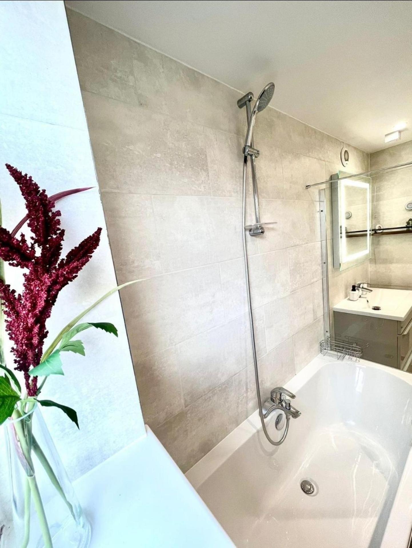 Strood Home-Sleeps 6-Great For Groups & Families Rochester  Exterior photo