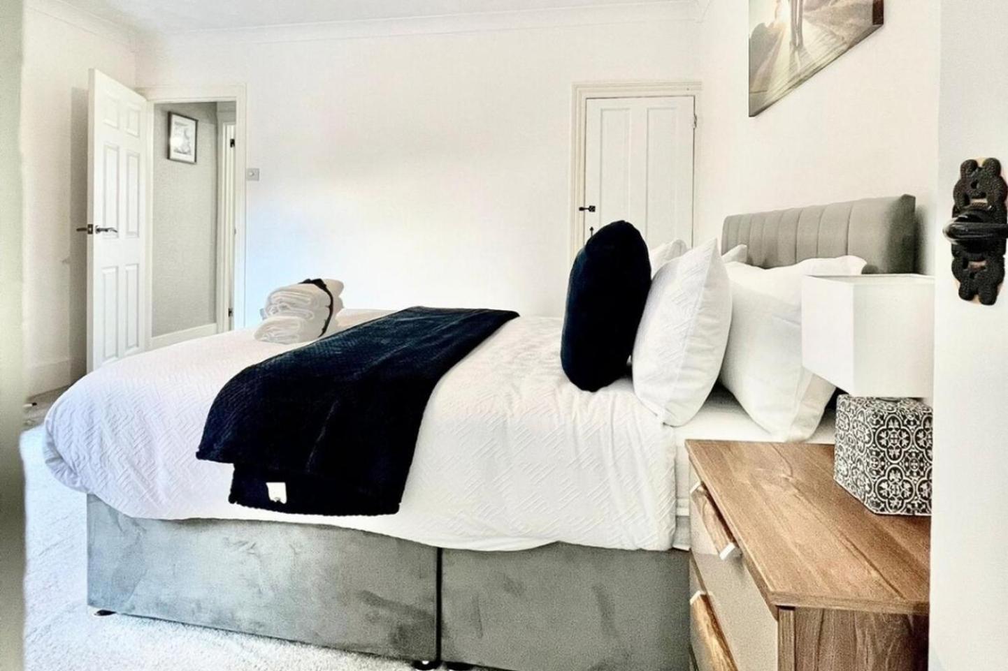 Strood Home-Sleeps 6-Great For Groups & Families Rochester  Exterior photo