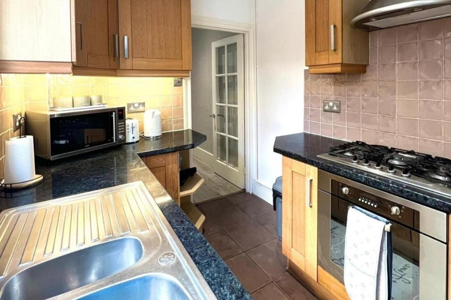 Strood Home-Sleeps 6-Great For Groups & Families Rochester  Exterior photo