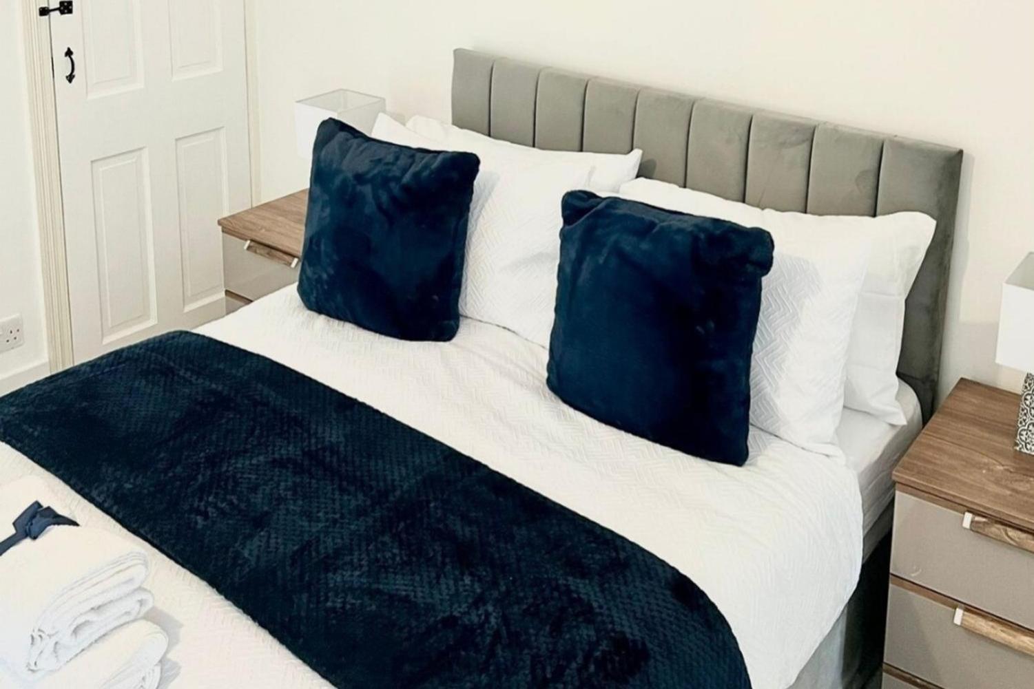 Strood Home-Sleeps 6-Great For Groups & Families Rochester  Exterior photo
