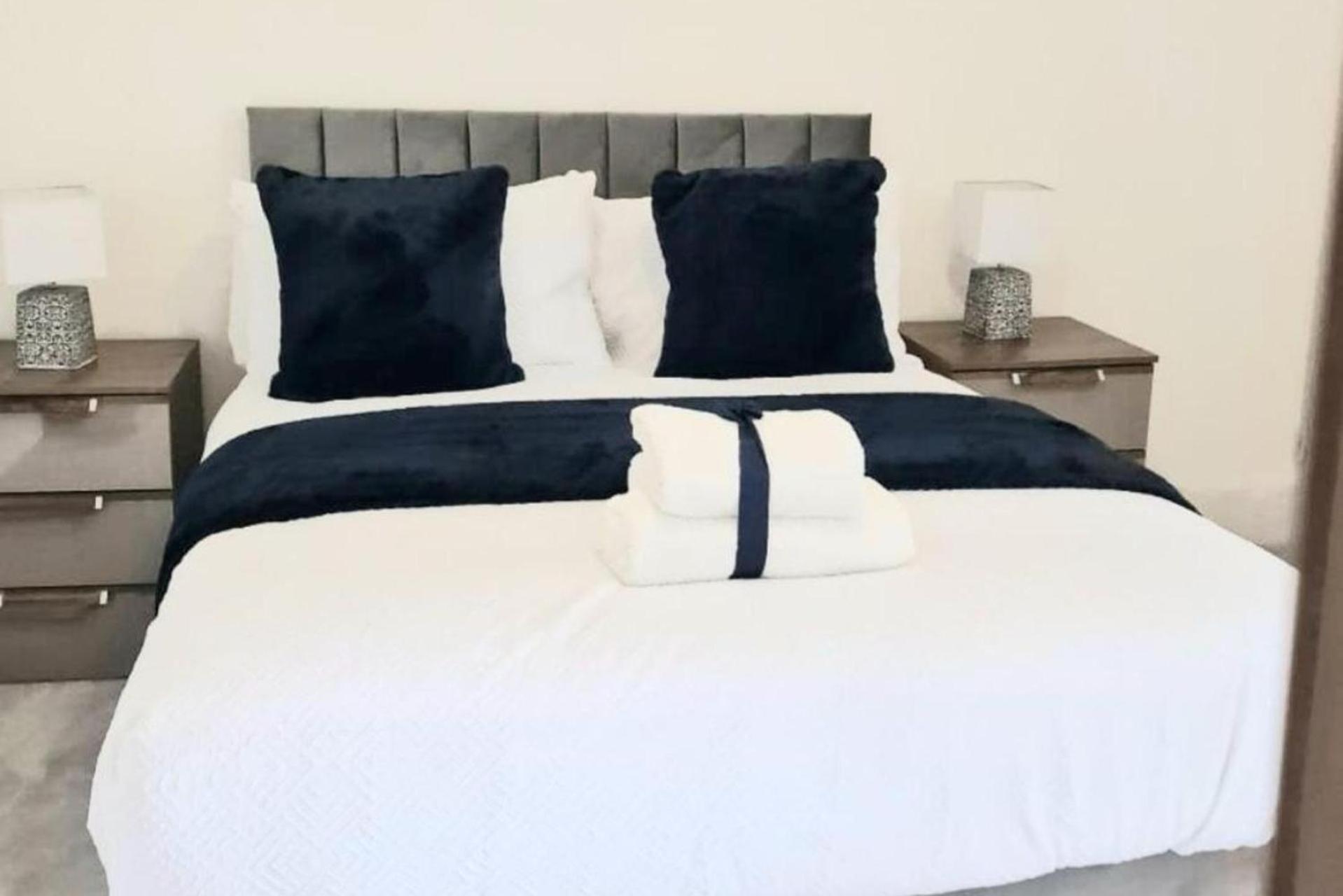 Strood Home-Sleeps 6-Great For Groups & Families Rochester  Exterior photo