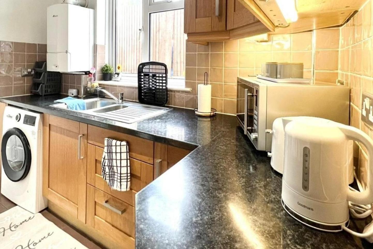 Strood Home-Sleeps 6-Great For Groups & Families Rochester  Exterior photo
